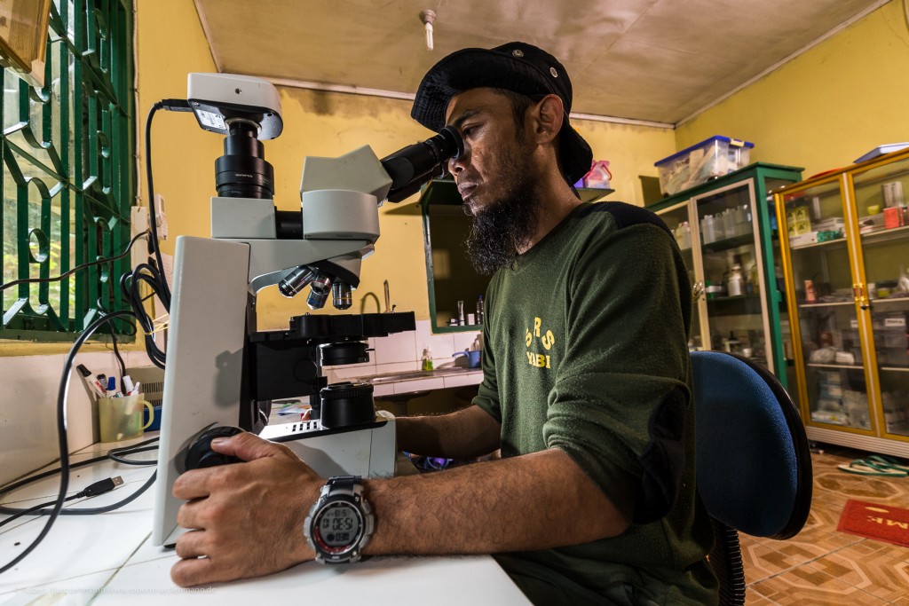 Der leitende Tierarzt des Nationalparks Zulfi, beim Untersuchen einer Probe von Nashorn-Dung. Canon 1D C + Canon 16-35/4 + 1x Canon Speedlite 680 EX-RT + Canon Speedlite Transmitter ST-E3